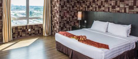 Executive Suite | In-room safe, desk, free WiFi