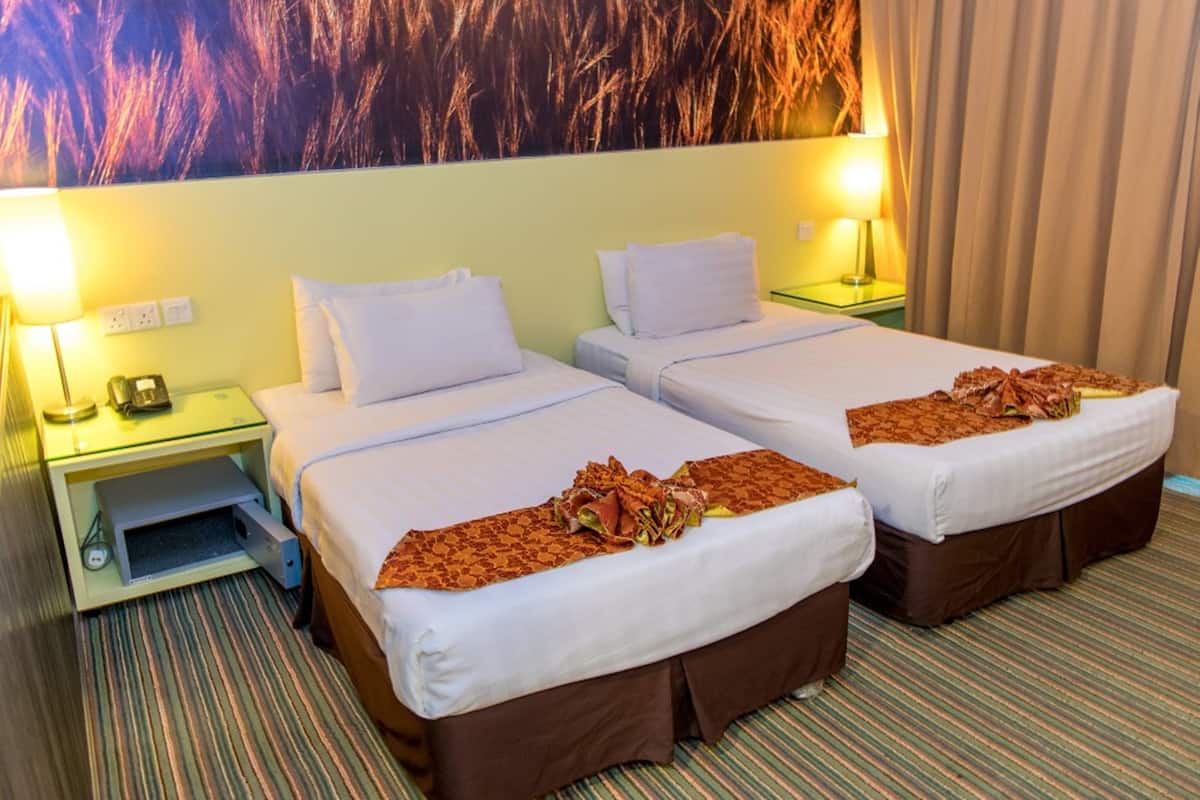 Habitación de hotel con dos camas, un mural grande en la pared y una alfombra a rayas.