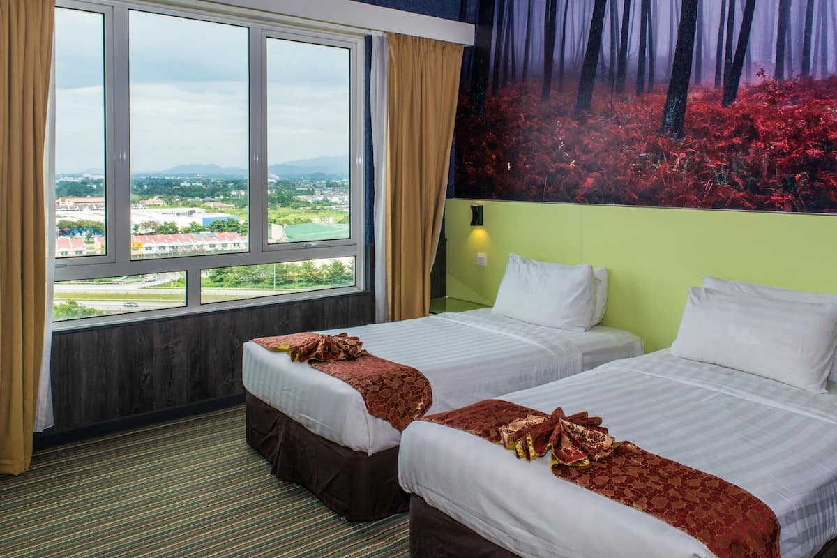 In-room safe, desk, free WiFi