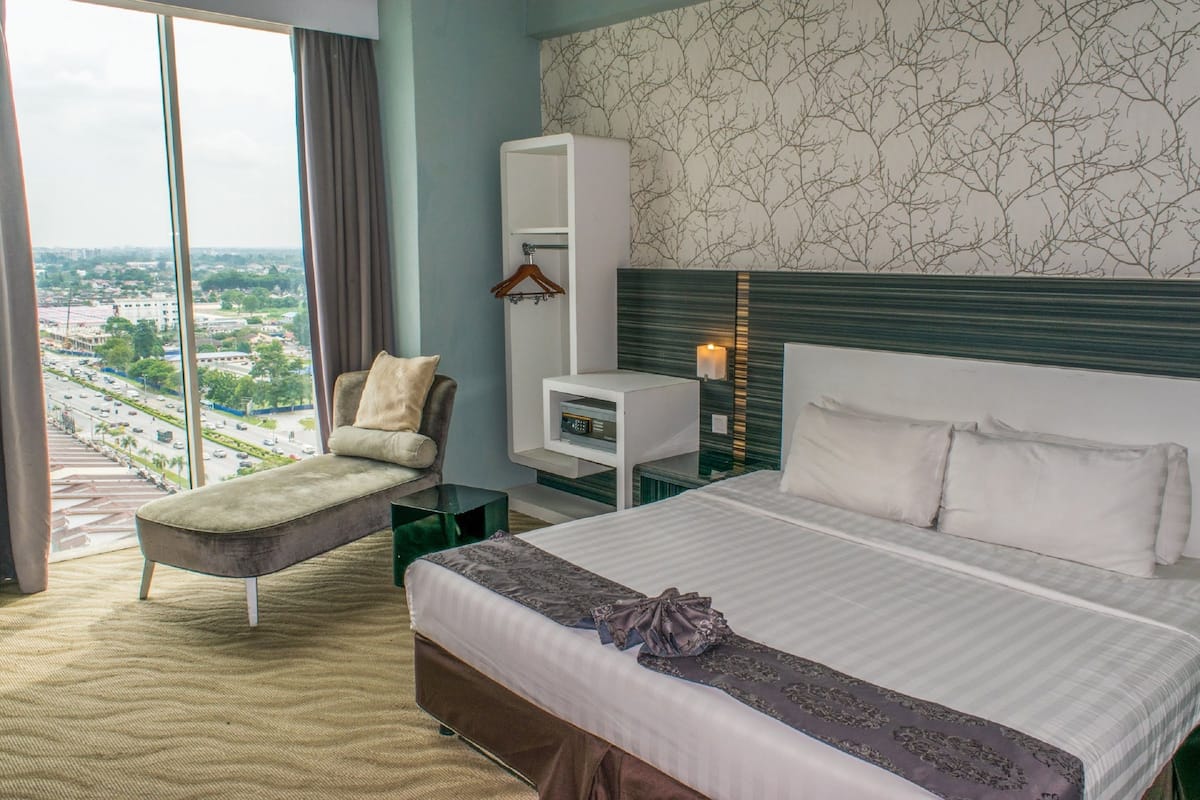 Deluxe Premier King | In-room safe, desk, free WiFi
