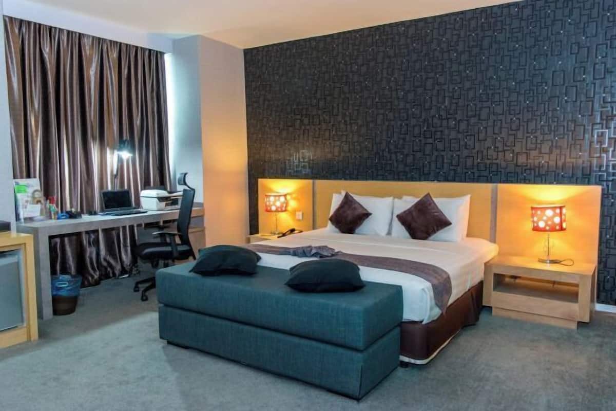 In-room safe, desk, free WiFi