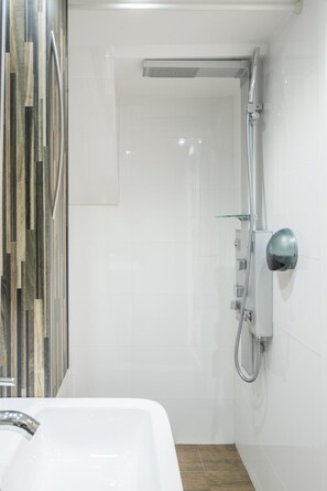 Produtos de toalete grátis, secador de cabelo, toalhas de banho 