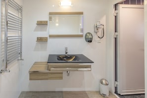 Superior tweepersoonskamer (without balcony) | Badkamer | Gratis toiletartikelen, een haardroger, handdoeken