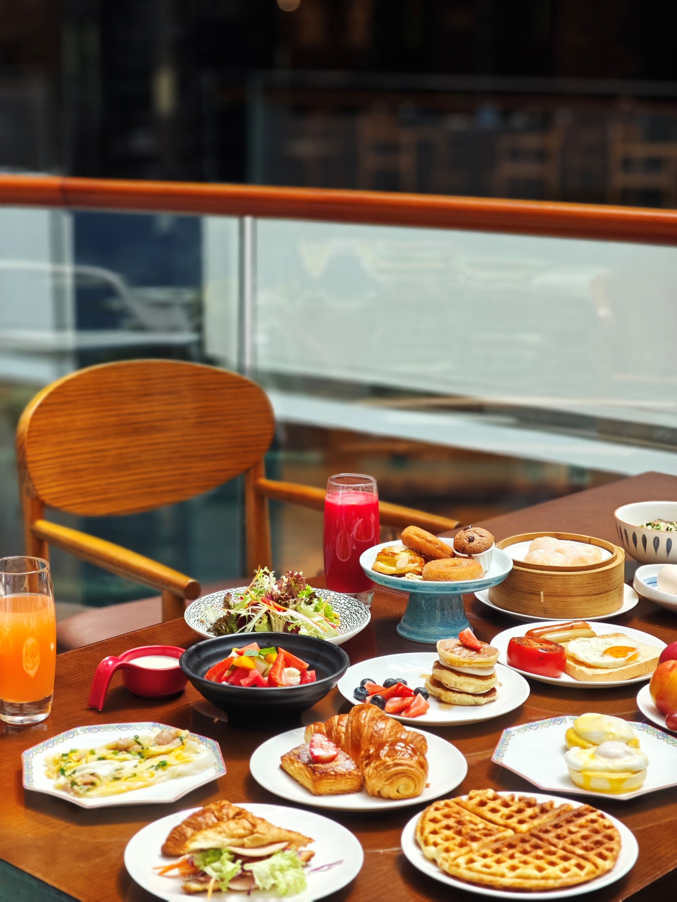 daily buffet breakfast for a fee