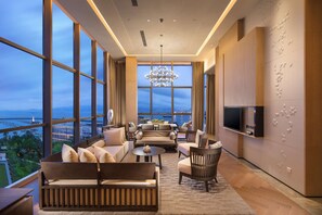 Two Bedroom Penthouse Nanhai Wing | Premium bedding, minibar, in-room safe, individually decorated - Hilton Shenzhen Shekou Nanhai (Shenzhen)