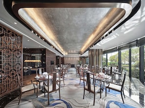 3 restaurants, breakfast served