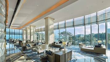 3 restaurants, breakfast served