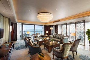 Suite – president | Sengetøy av topp kvalitet, minibar og safe på rommet