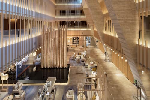 3 restaurants; breakfast, lunch, and dinner served