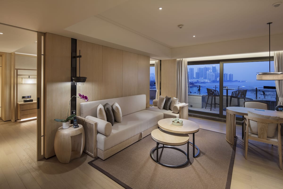 Suite, 1 habitación (Nanhai Wing) | Zona de estar | Televisión LCD de 46 pulgadas con canales por satélite, una televisión