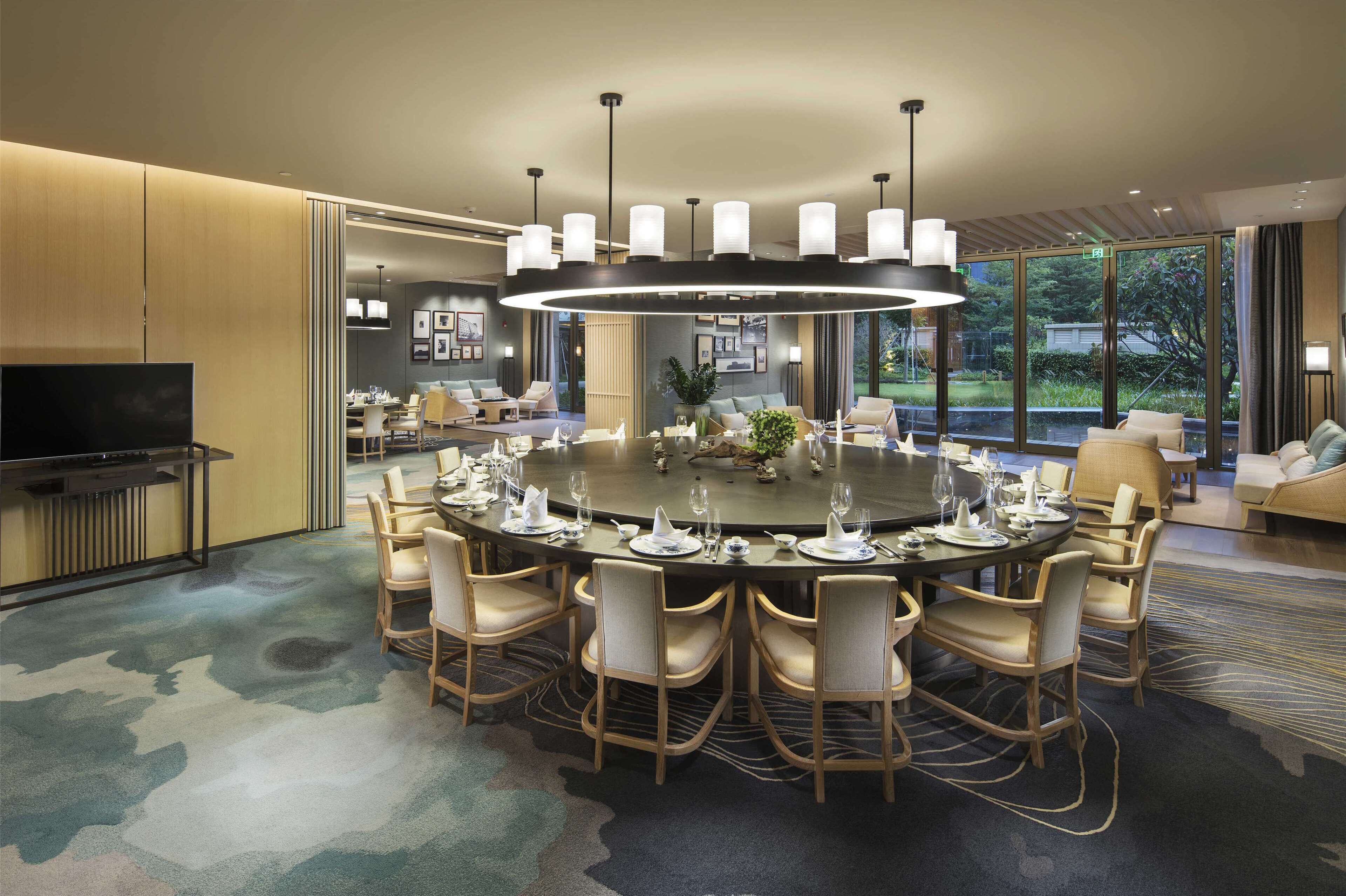 3 restaurants; breakfast, lunch, and dinner served