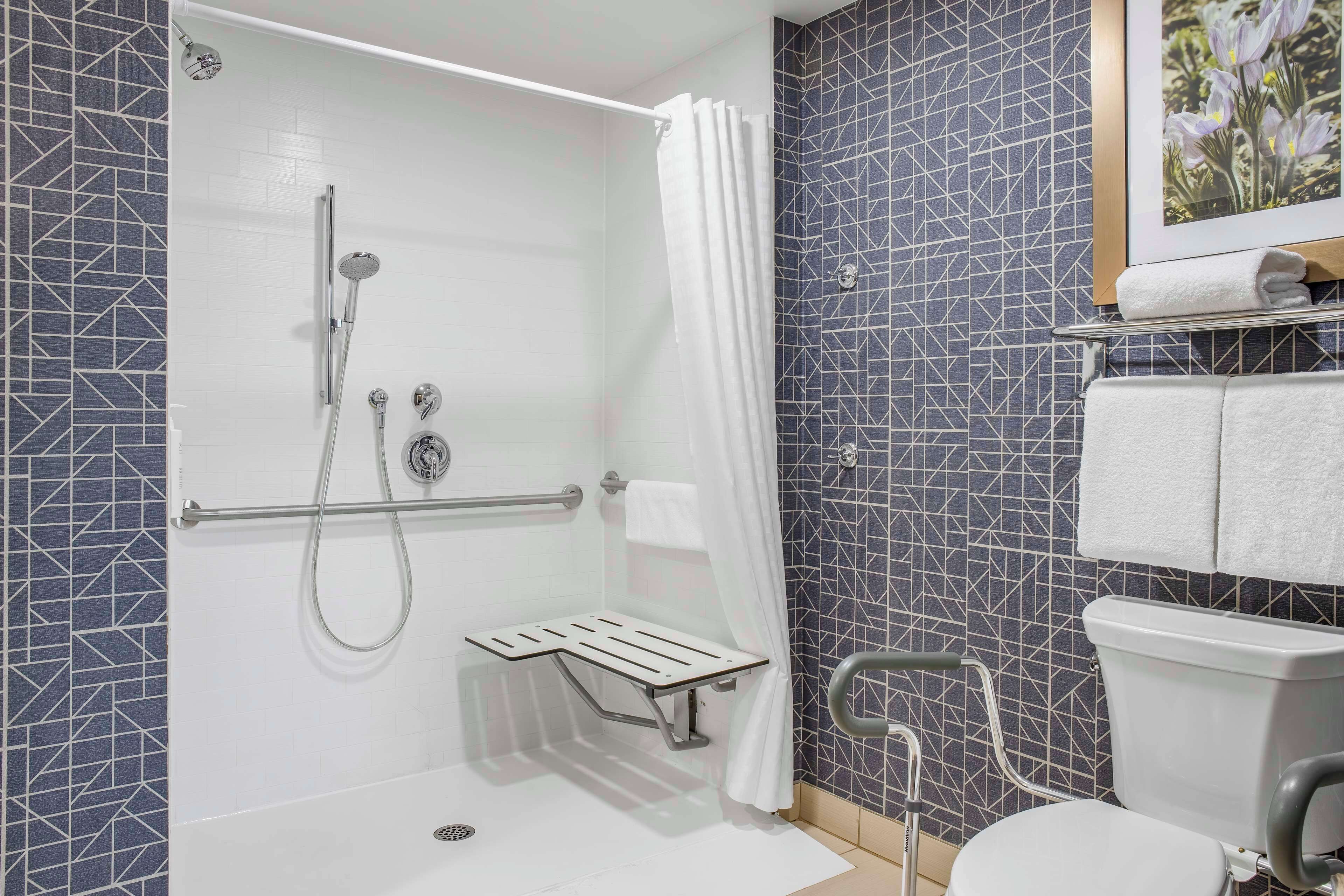 combined shower/bathtub, hair dryer, towels