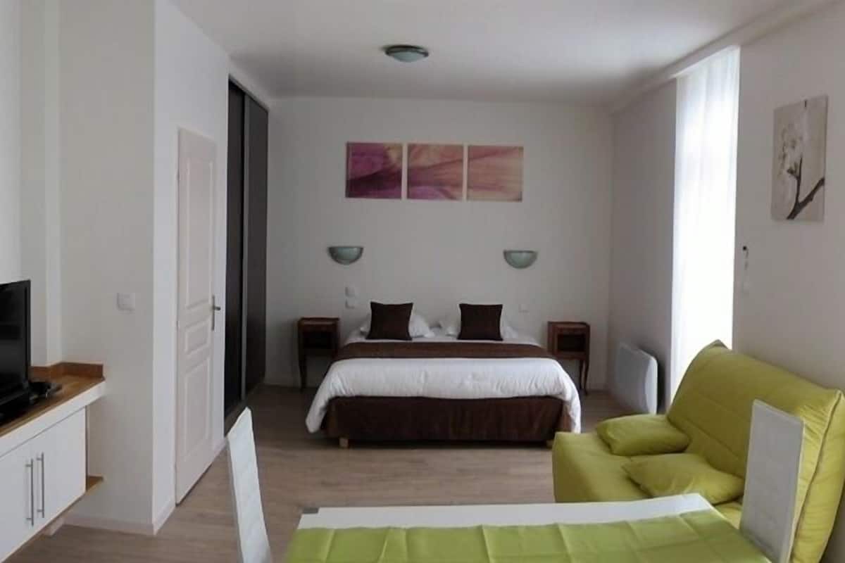 Studio | Luxe beddengoed, bedden met traagschuimmatras, individueel gedecoreerd