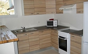Full-sized fridge, microwave, oven, stovetop - Résidence le Beau Site (Capvern)