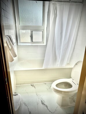 Room, 1 Queen Bed | Bathroom