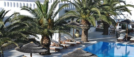 Alberca al aire libre por temporada y sombrillas en la alberca