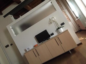 Geladeira, micro-ondas, cooktop, cadeirão de bebê