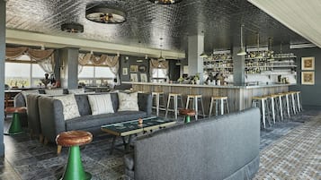 2 restaurants; breakfast, lunch, dinner, and brunch served