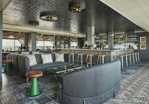 2 restaurants; breakfast, lunch, dinner and brunch served  - The Pontchartrain Hotel (New Orleans)