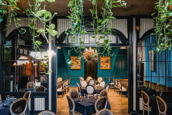 3 restaurantes; se sirve desayuno, almuerzo y cena; cocina americana