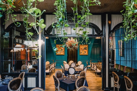 3 restaurantes; se sirve desayuno, almuerzo y cena; cocina americana