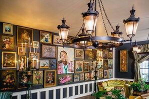 2 restaurants; breakfast, lunch, dinner, and brunch served - The Pontchartrain Hotel (New Orleans)