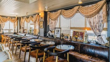 2 restaurants; breakfast, lunch, dinner, and brunch served