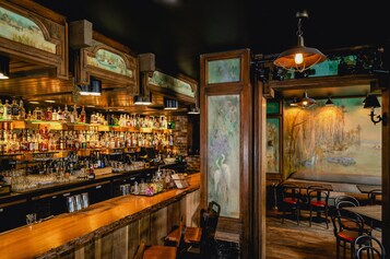 3 restaurants, breakfast, lunch, dinner served; American cuisine