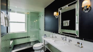 Dusche, kostenlose Toilettenartikel, Haartrockner, Bademäntel