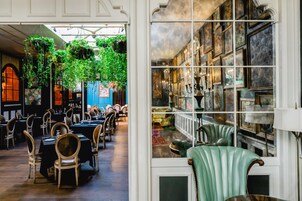 3 restaurants, breakfast, lunch, dinner served; American cuisine 