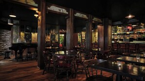 2 restaurants; breakfast, lunch, dinner, and brunch served - The Pontchartrain Hotel (New Orleans)
