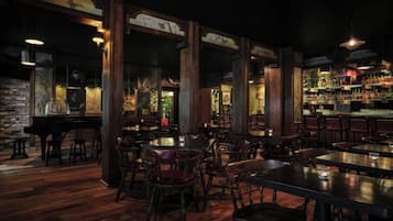 2 restaurants; breakfast, lunch, dinner, and brunch served