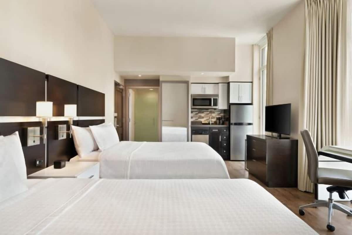 1 quarto, cofres nos quartos, escrivaninha