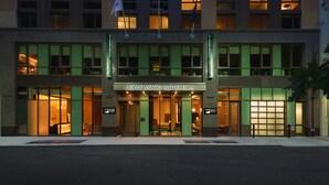 Een hotelingang met een bord waarop 