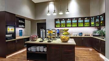 Café da manhã para viagem grátis todos os dias