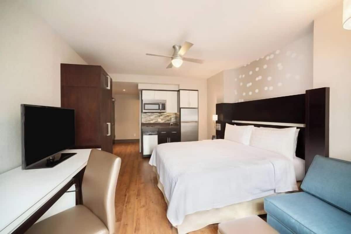 1 quarto, cofres nos quartos, escrivaninha