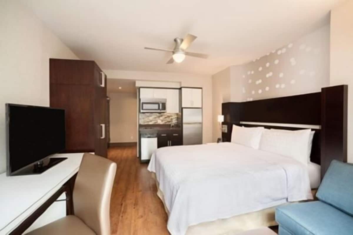 1 quarto, cofres nos quartos, escrivaninha
