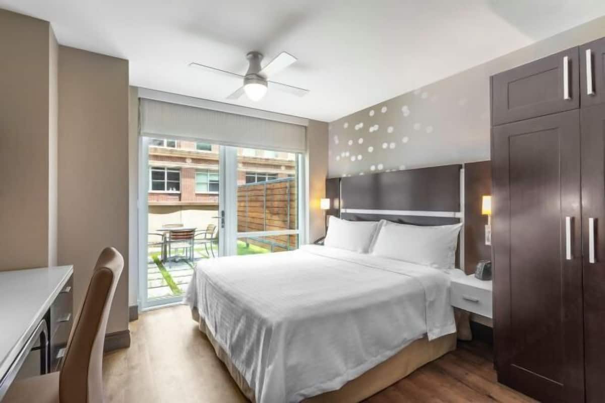 1 quarto, cofres nos quartos, escrivaninha