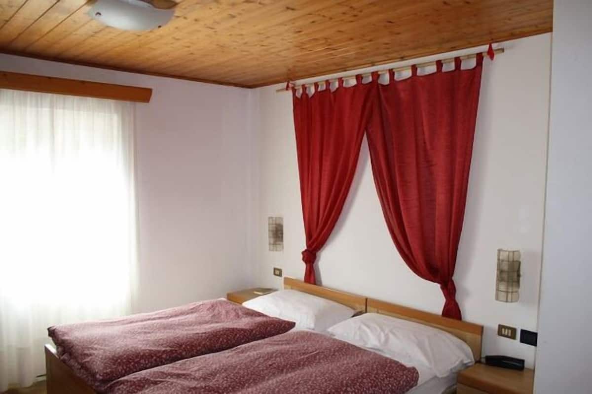 Cubrecamas, caja de seguridad en la habitación y escritorio