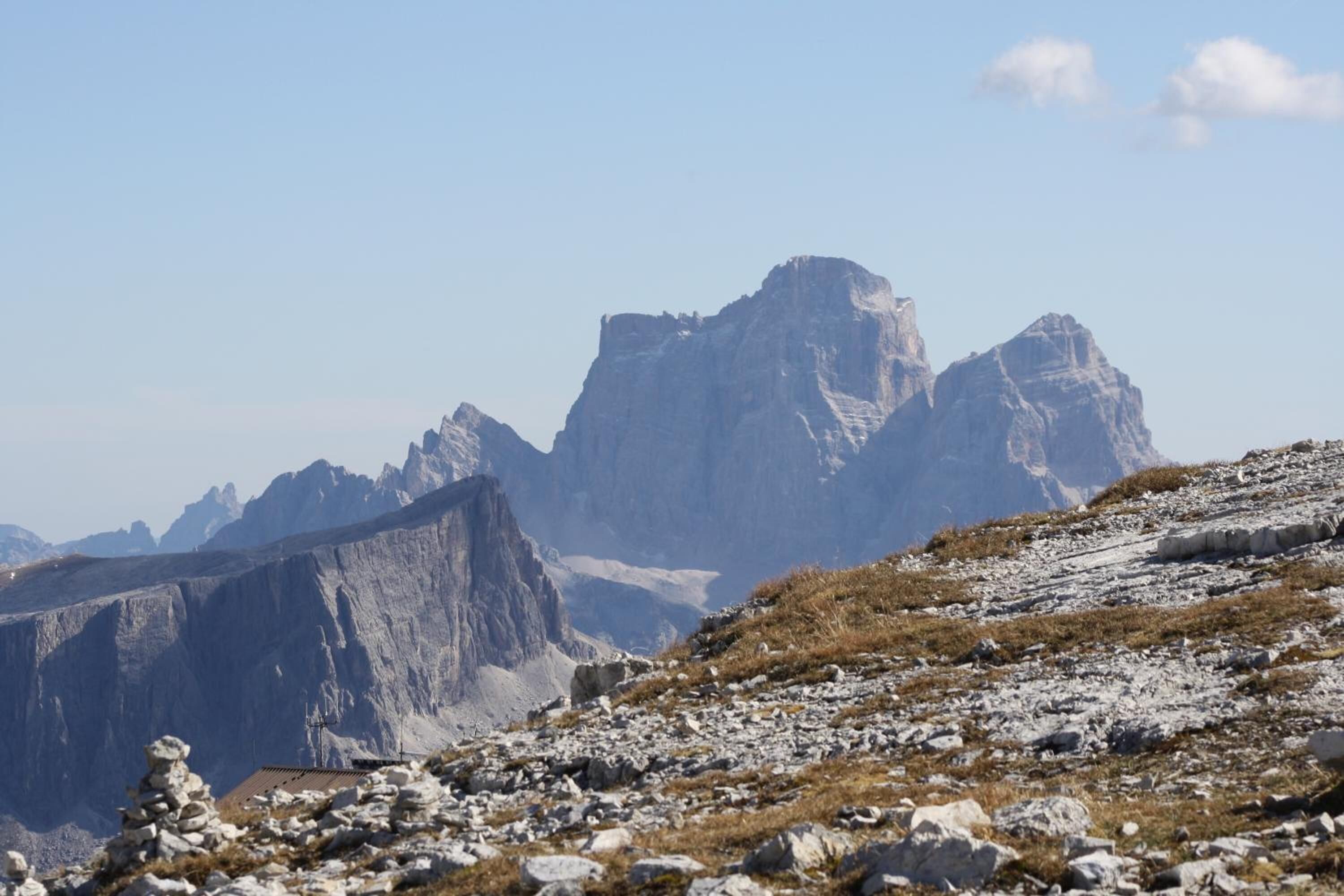 Un paysage montagneux caractérisé par un terrain rocheux et la présence d’un petit bâtiment.
