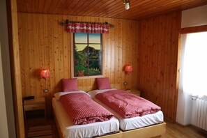 Down duvets, in-room safe, desk, laptop workspace