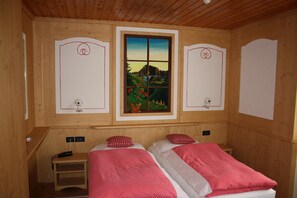 ผ้านวมขนเป็ด, ตู้นิรภัยในห้องพัก, โต๊ะทำงาน, พื้นที่ทำงานแบบใช้แล็ปท็อป