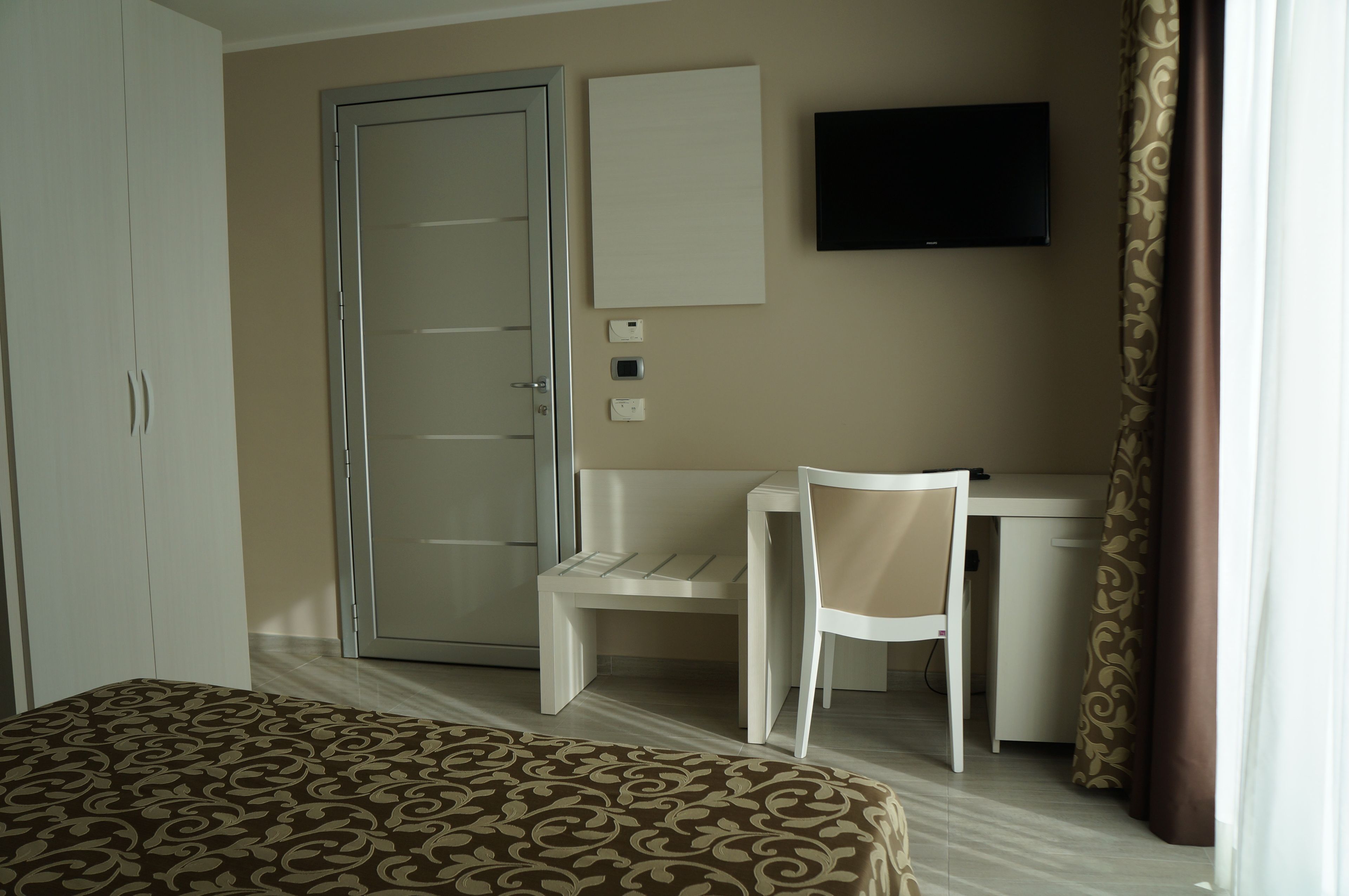 minibar, in-room safe, desk, free wifi