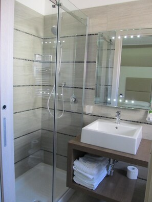 Douche, serviettes fournies