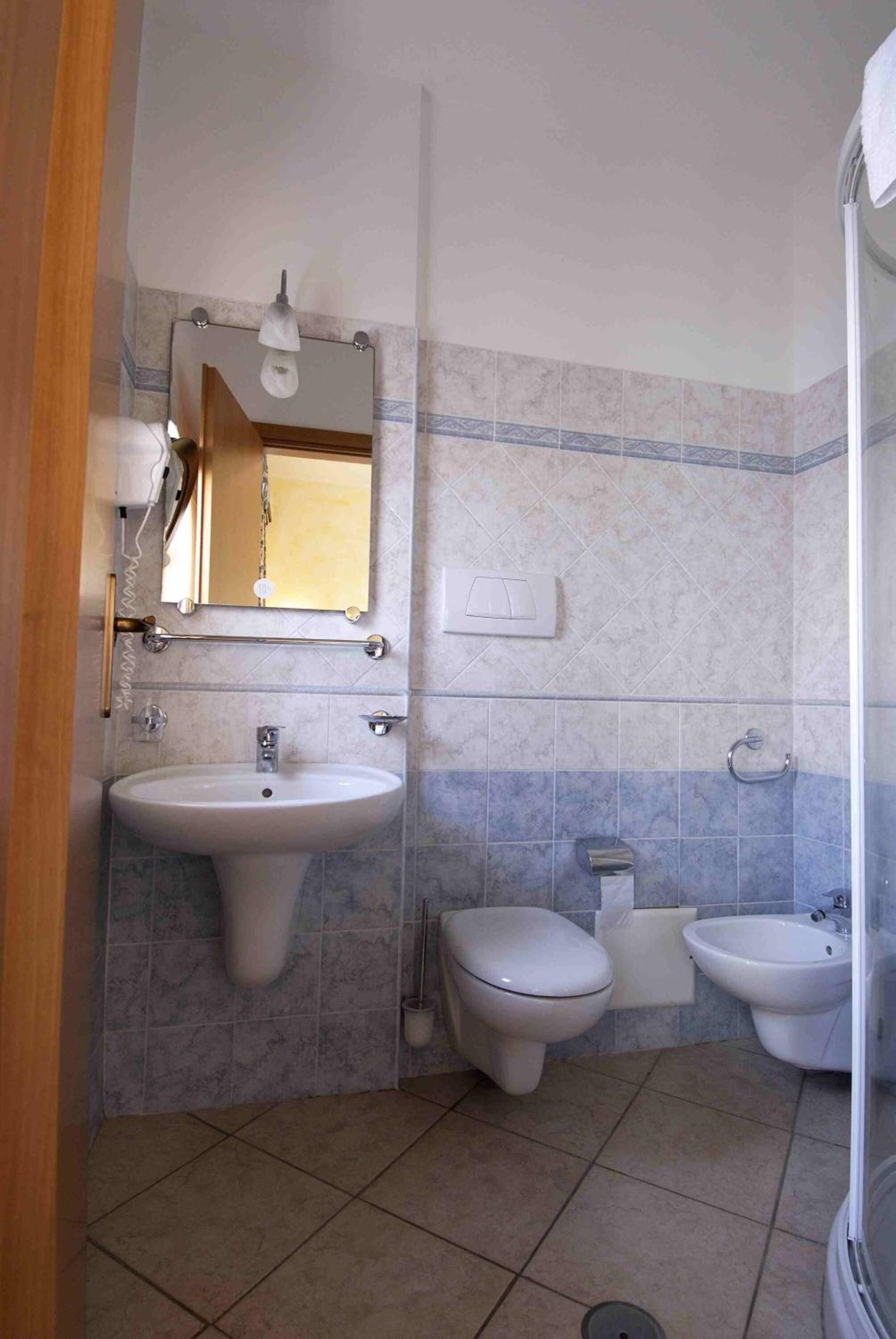 double or twin room, sea view | bathroom | shower, towels