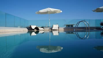 Una piscina al aire libre, una piscina en la azotea