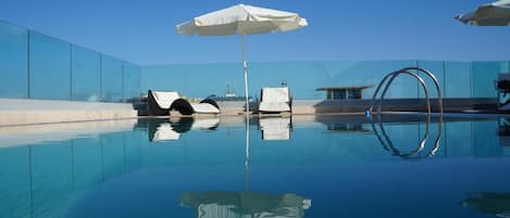 Una piscina al aire libre, una piscina en la azotea