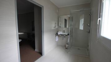 Deep soaking tub, hair dryer, bathrobes, towels