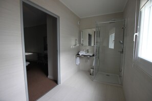 Deep-soaking bathtub, hair dryer, bathrobes, towels - Hôtel du Cheval Blanc (Quend)