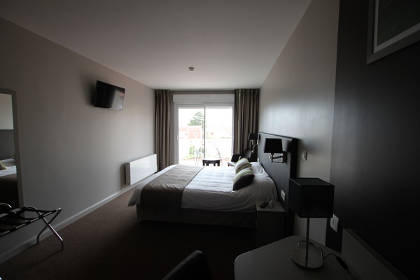 Minibar, desk, soundproofing, cribs (free)